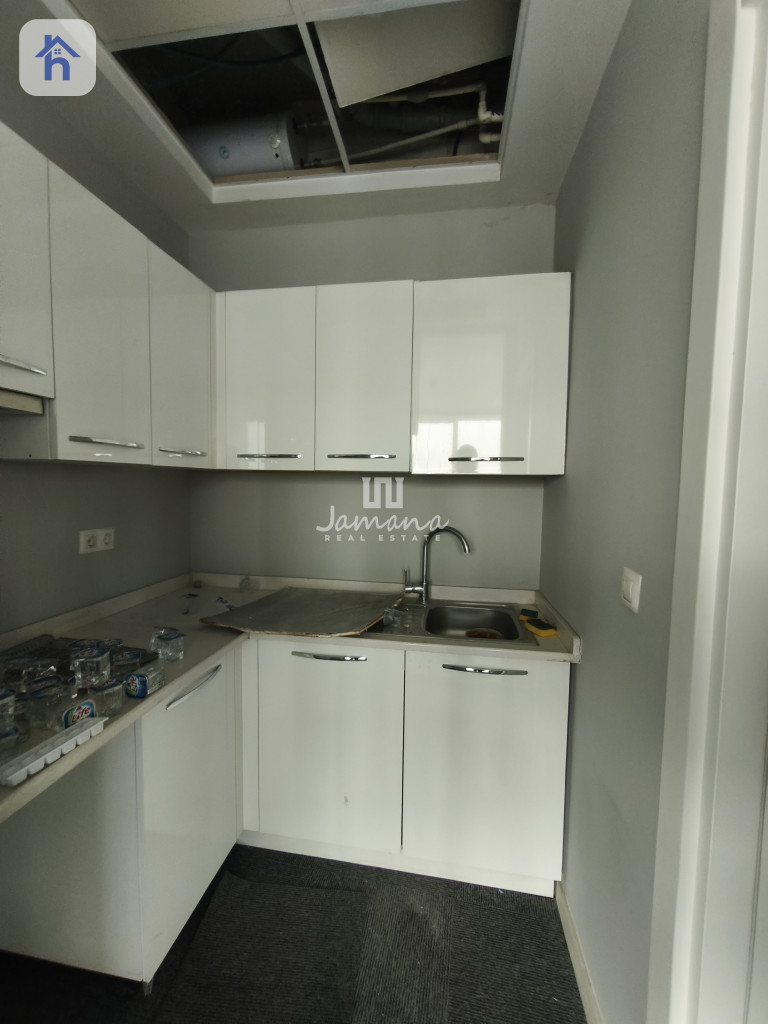 Modern office in Empire Business Towers Image 2