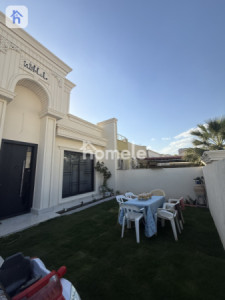 Elegant Property with Contemporary Design image 4