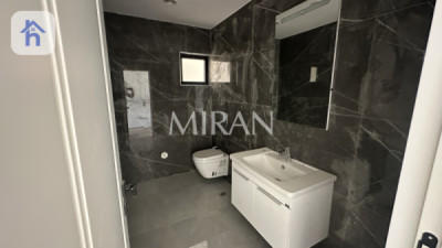 منزل واسع بتصميم عصري صورة 13
