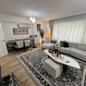 Luxurious Apartment in Prime Location image 2