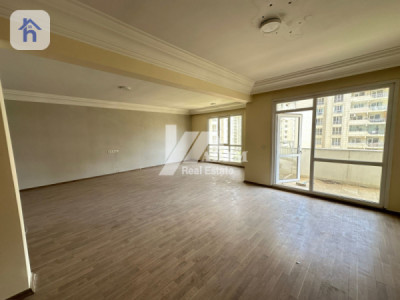 شقة عصرية بثلاث غرف نوم مع موقع مركزي image 1