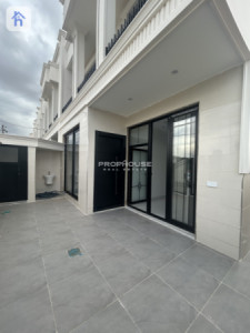 Spacious Family Home, Great Location image 2