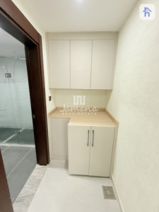 Modern One-Bedroom Apartment Image 9