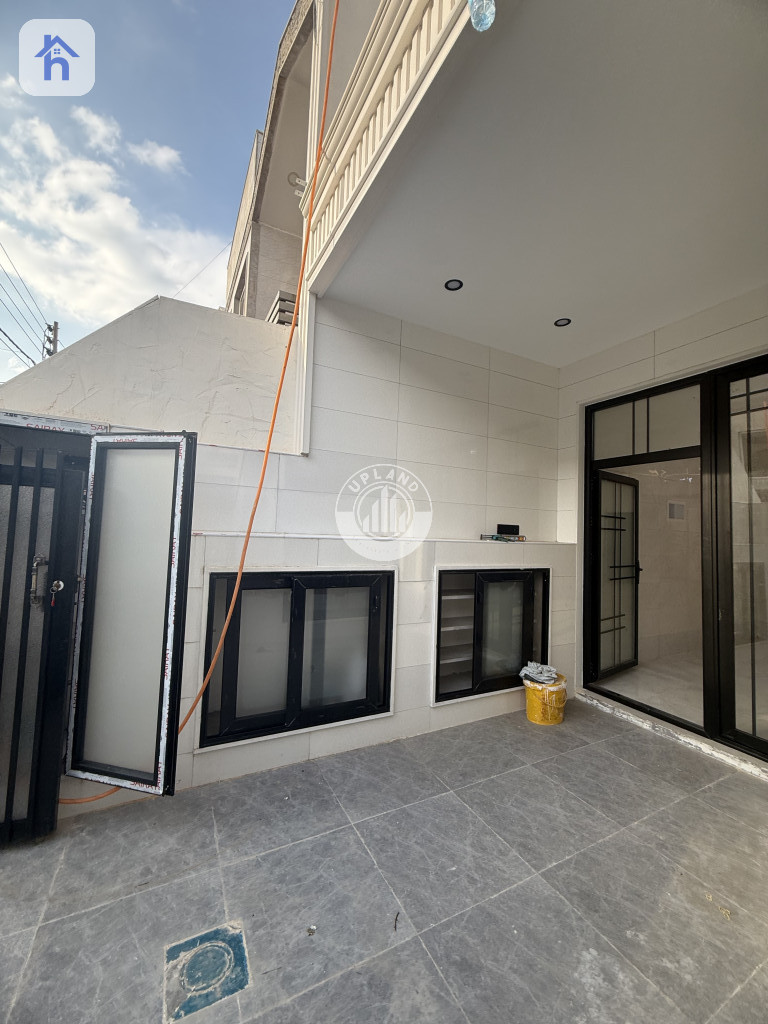 Spacious House with 4 Bedrooms Image 2