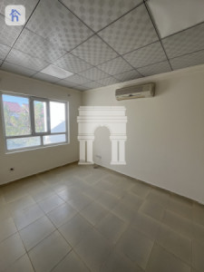 Spacious Commercial House, Ideal Location! Image 13