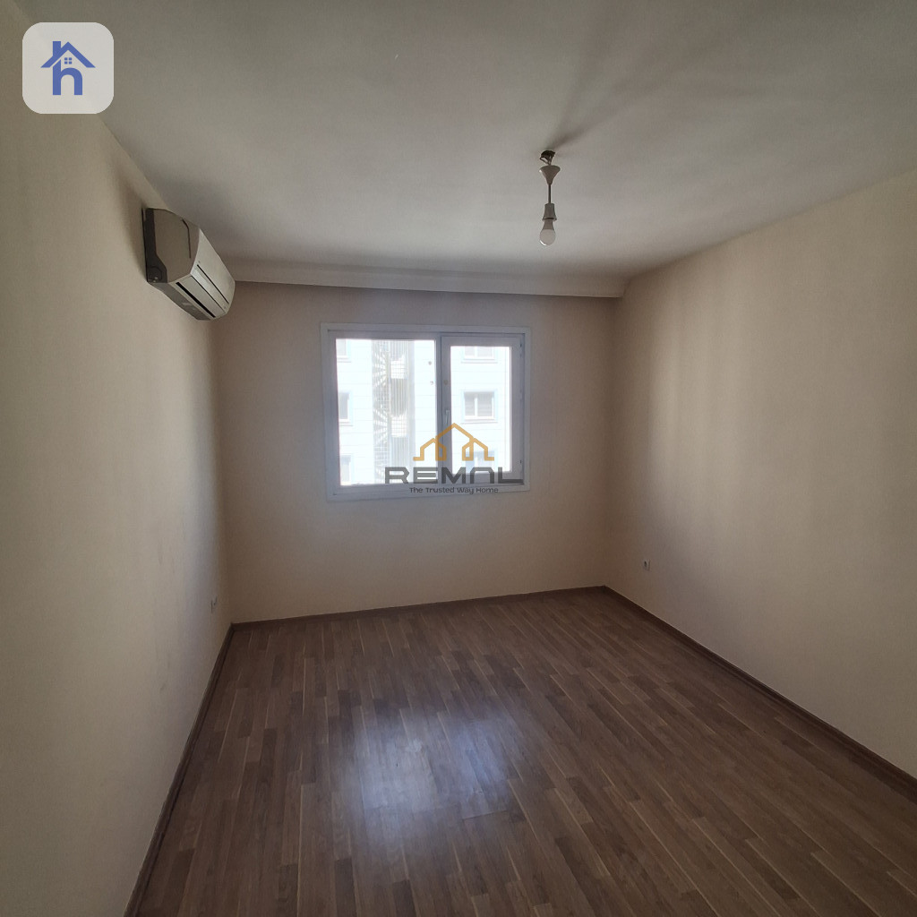 Modern Spacious Apartment in Prime Location Image 7