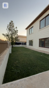 Spacious Family Home in American Village image 2