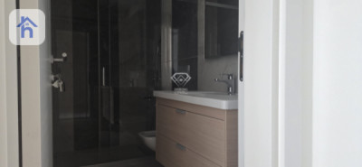 Chic one-bedroom apartment in Empire Square Image 6