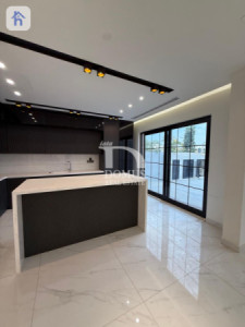 Luxurious Villa with 6 Bedrooms Image 9