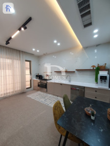 Elegant 5-Bedroom Villa Image 13