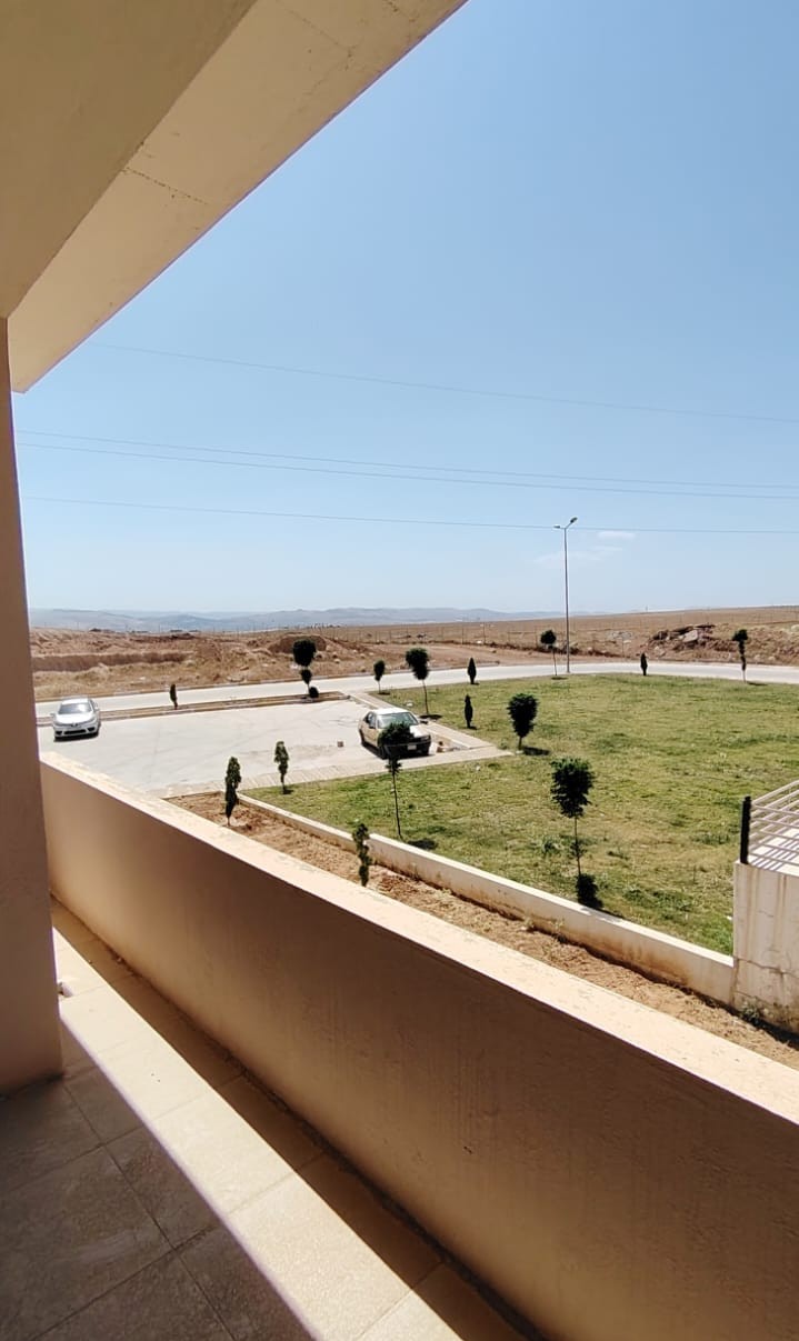 شقة حديث