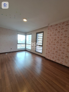 شوقەیەکی مۆدێرن بۆ ٣ ژووری نوستن لەگەڵ دیمەنی باخچە image 1