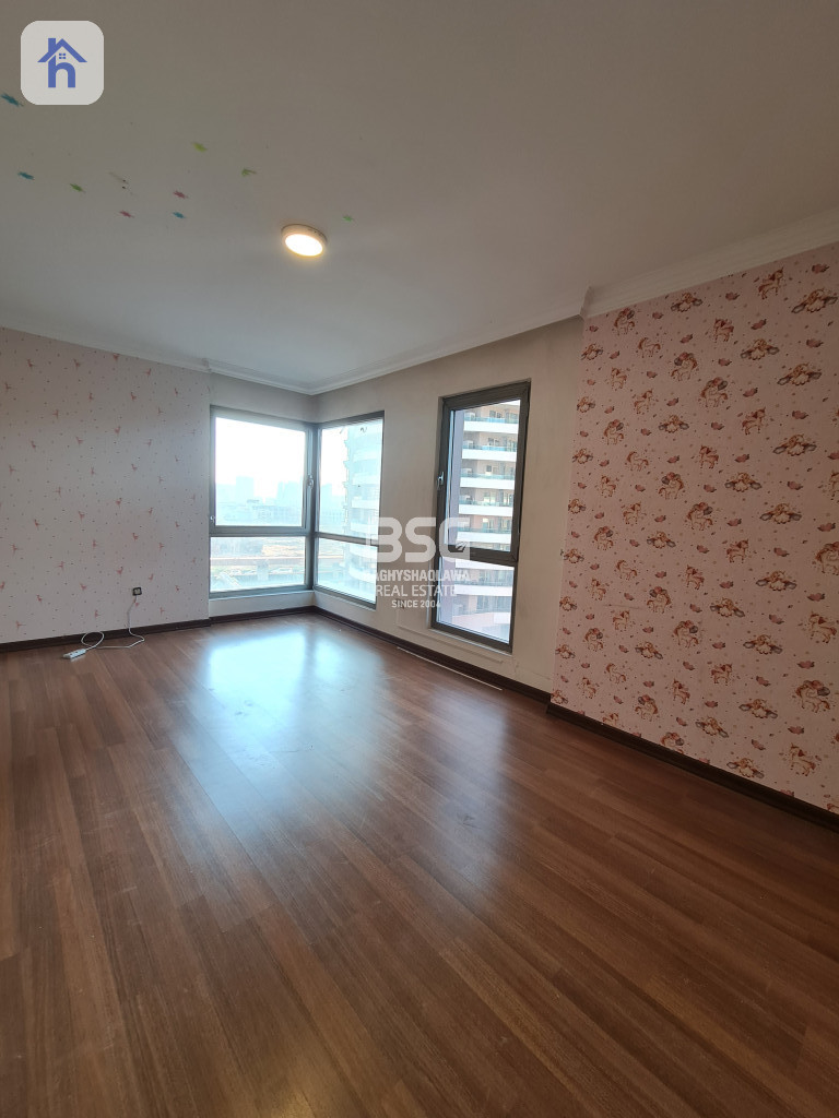 شوقەیەکی مۆدێرن بۆ ٣ ژووری نوستن لەگەڵ دیمەنی باخچە