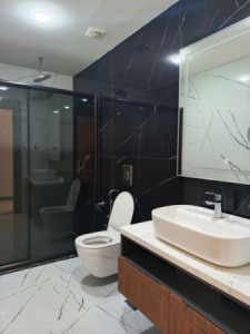 Stunning High-Floor Apartment Image 10