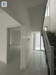 Spacious Family Home, Great Location image 3