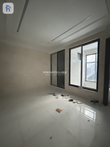 Spacious 5-Bedroom House Image 7