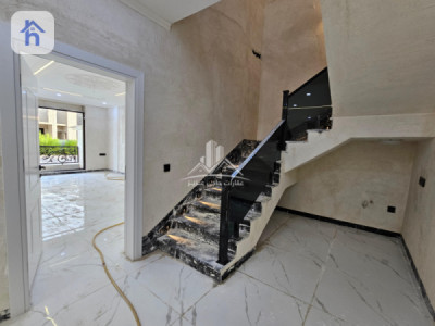 Luxurious 4-Bedroom House Image 10