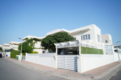 Elegant 3-Bedroom House with Spacious Hall image 1