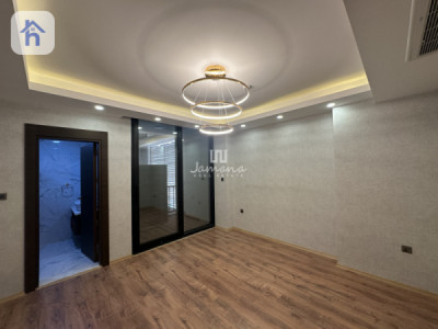 Luxurious 4-Bedroom Apartment Image 8