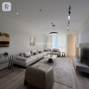 Stylish and Contemporary Apartment image 3