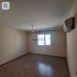 Modern Spacious Apartment in Prime Location image 5