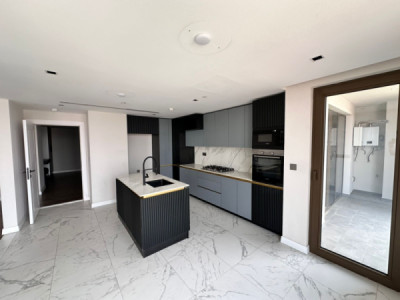 Modern 4 BR Apartment in Prime Location image 2