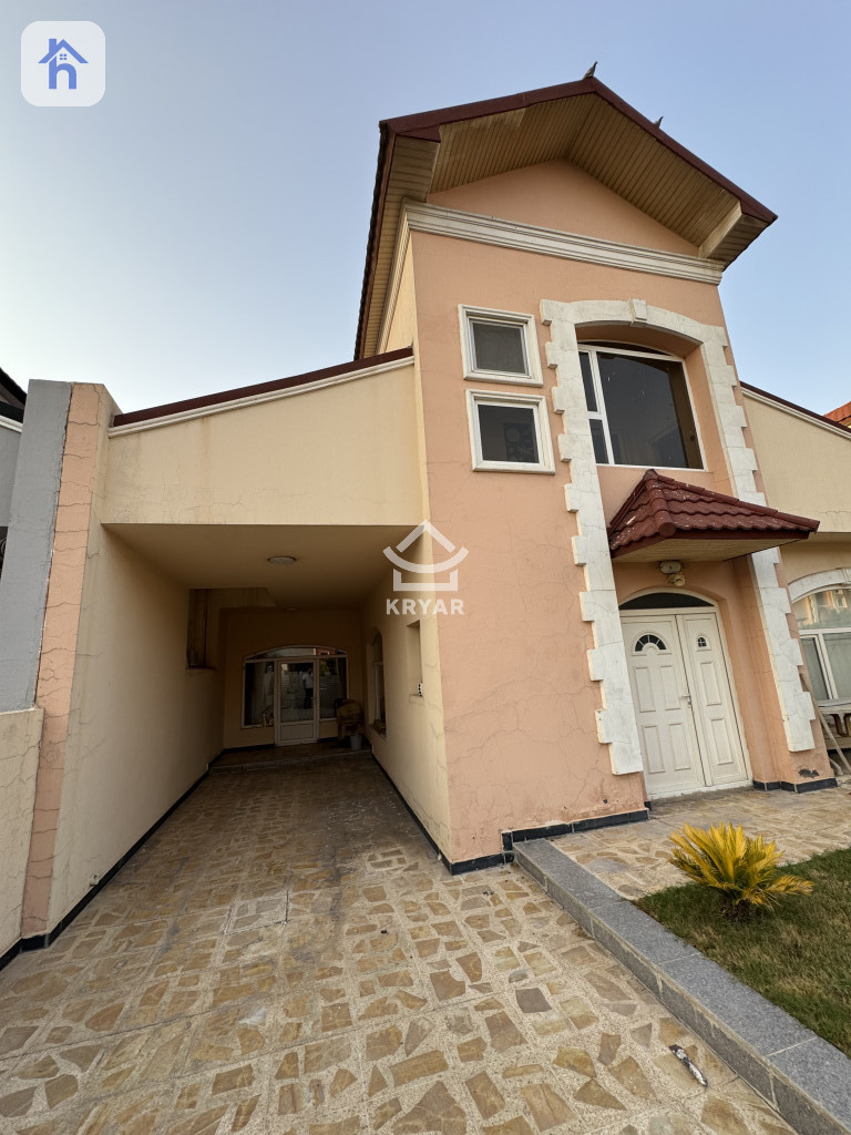 Spacious 5-Bedroom House in Italian Village 1 — 2