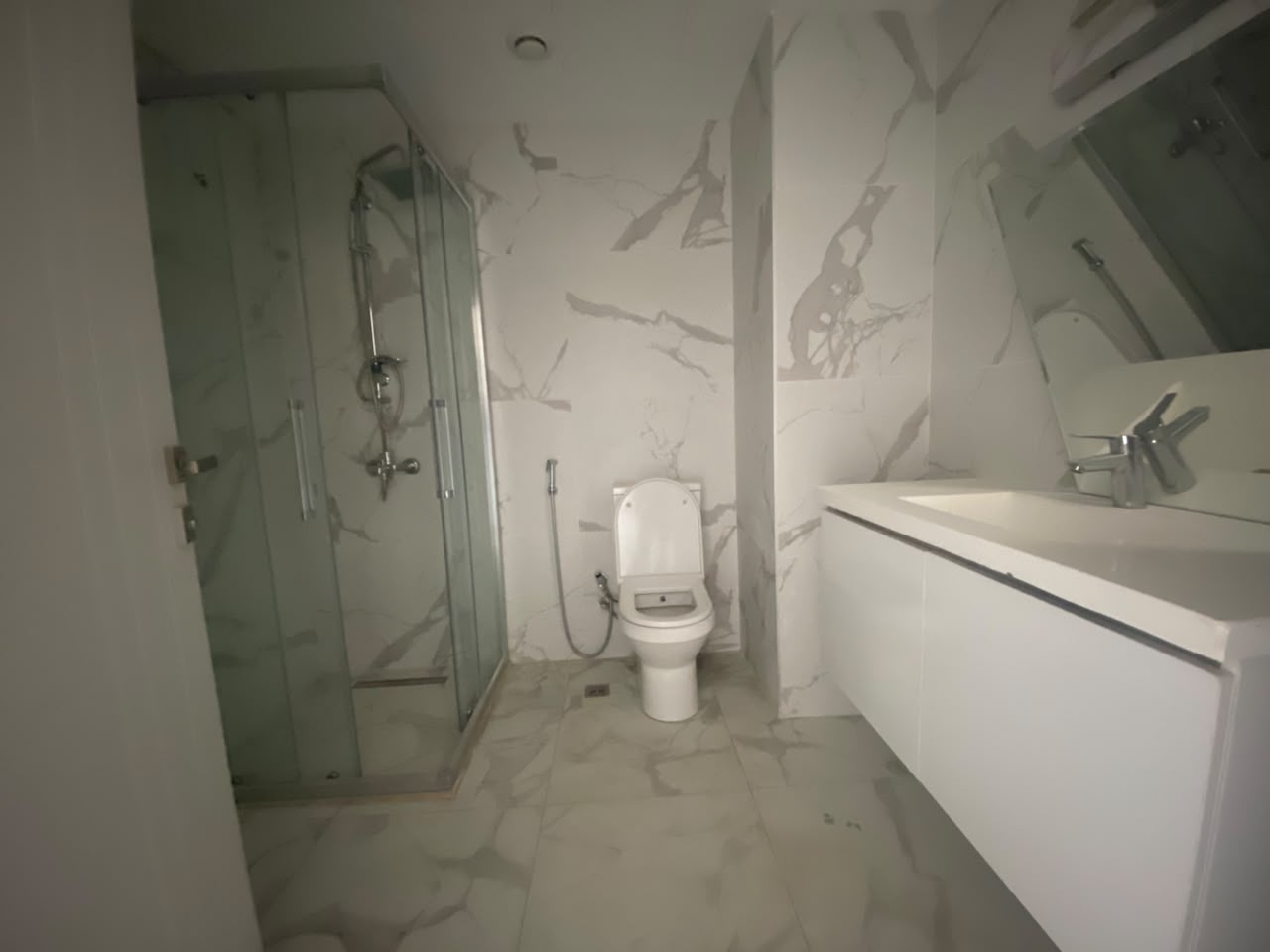 Luxurious Studio Apartment in Empire Pearl Towers Resim 2