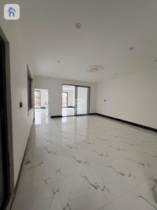 Spacious house with multiple rooms Resim 8