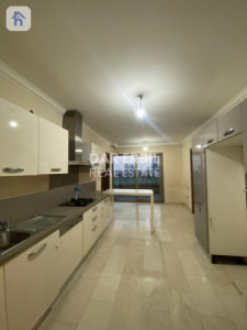 Modern 4 Bedroom Apartment image 2