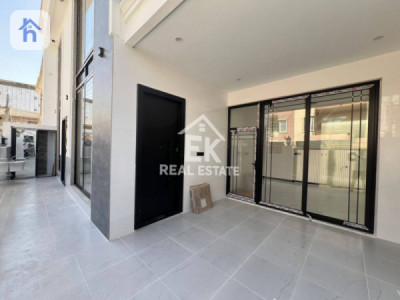 Spacious House with 6 Bedrooms Image 3