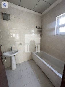Spacious Commercial House, Ideal Location! Image 15