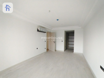 Elegant Three Bedroom Residence in Prime Location Image 4