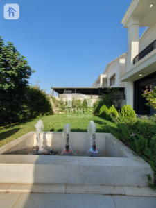 Elegant 5-Bedroom Villa Image 31