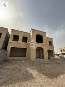 Spacious family home in Spanish Village image 1