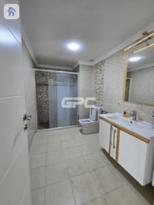 Modern 3-Bedroom Apartment Image 7