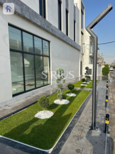 Modern Commercial Building with Multiple Rooms Resim 17