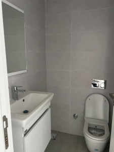 Modern 1-BR Apartment image 5