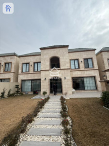 شوقەی ڕاخراو لە گوندی ئیسپانی image 1