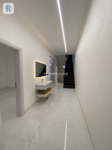Family Home with 6 Bedrooms image 6