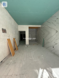 Spacious House with 5 Bedrooms image 2