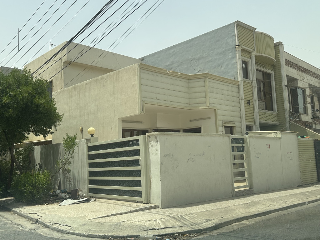 منزل ركن مقابل حدیقة