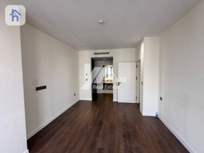 Spacious Apartment with Beautiful Views Image 11