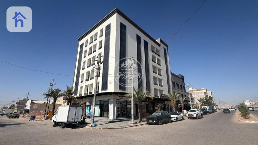 مبنى تجاري واسع