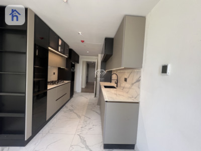 Modern Apartment in Prime Location Image 8