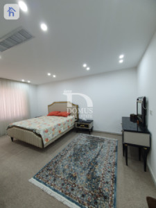 Elegant 5-Bedroom Villa Image 12