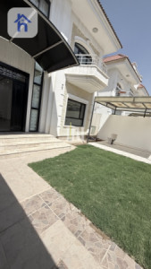 Spacious Villa: 5 Bedrooms image 3
