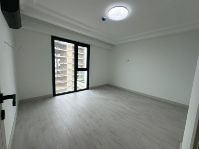 Modern 4-Bedroom Apartment image 6