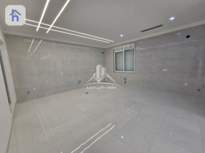 Modern Home with 5 Bedrooms Image 8