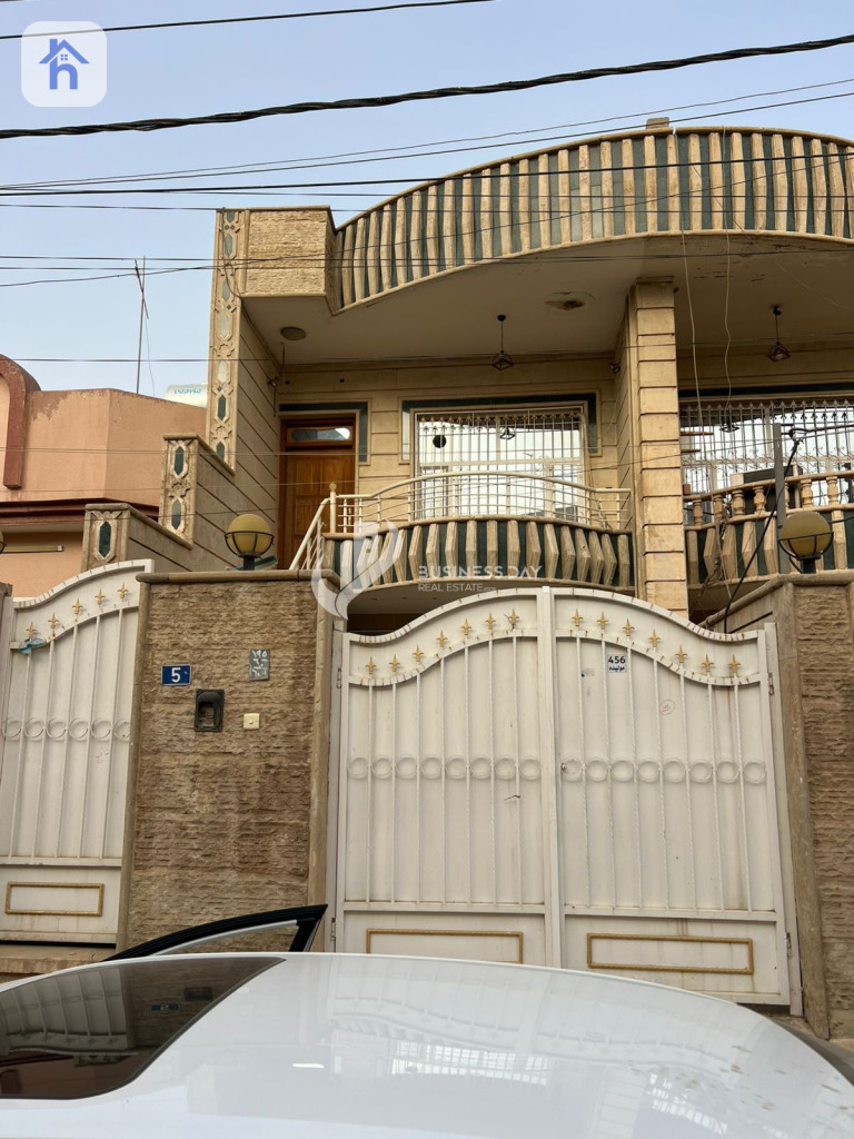 خانوویەکی ئارام بە سێ ژووری نوستن لە برایتی